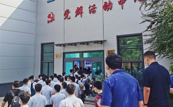 景書記首先帶領同學們走進集團黨群活動中心.jpg 景書記首先帶領同學們走進集團黨群活動中心.jpg