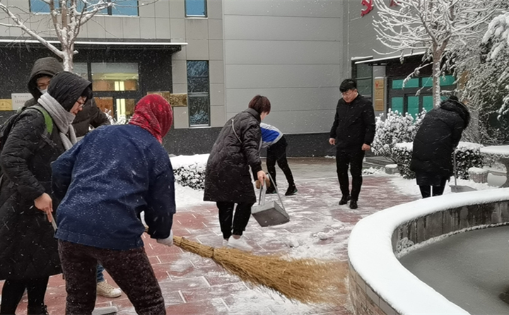 大家齊心協(xié)力共掃雪.jpg 大家齊心協(xié)力共掃雪.jpg