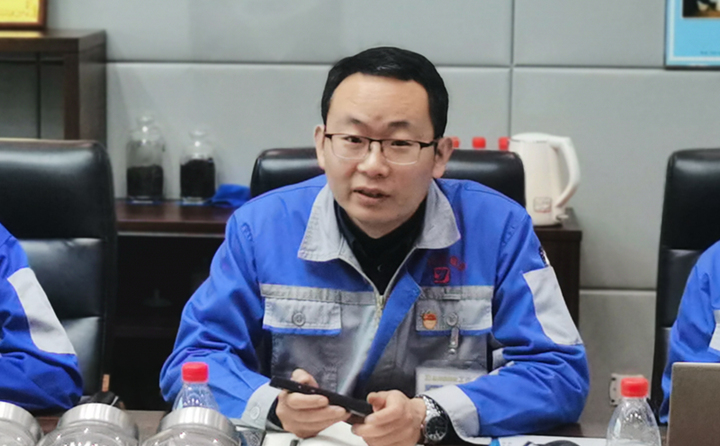 技術(shù)部部長(zhǎng)張波與營(yíng)銷(xiāo)人員分享2020年顆粒機(jī)設(shè)備和粉碎機(jī)設(shè)備改進(jìn)點(diǎn)以及對(duì)2021年大型粉碎設(shè)備、牛糞顆粒爐設(shè)備的技術(shù)參數(shù)、選型、及工藝流程進(jìn)行講解培訓(xùn).jpg