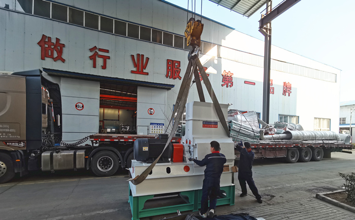 木屑顆粒機生產(chǎn)線粉碎機設(shè)備裝車中.jpg 木屑顆粒機生產(chǎn)線粉碎機設(shè)備裝車中.jpg