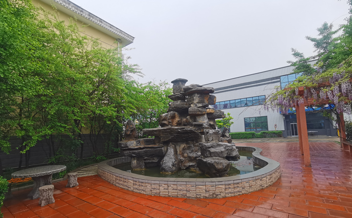處理農(nóng)林廢棄物，變樹枝為燃料顆粒，節(jié)能環(huán)保，一起保衛(wèi)我們的藍(lán)天白云.jpg