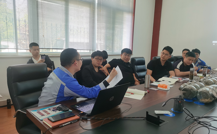 技術品控部部長張波為內貿、外貿銷售人員培訓專業(yè)的顆粒機設備知識.jpg 技術品控部部長張波為內貿、外貿銷售人員培訓專業(yè)的顆粒機設備知識.jpg