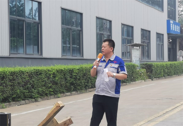 孫總表示安全無小事，安全只有現(xiàn)在，永遠沒有“下一次”。時刻牢記安全紅線，把安全放在心中、握在手上，及時消除各種隱患，杜絕違規(guī)操作。掌握安全知識和技能，是實現(xiàn)安全生產(chǎn)的前提，大家一定要牢記