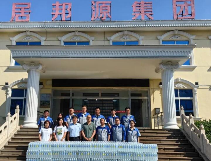 章丘區東部片區辦公室工作人員將關懷物品送到在一線作業的車間工人手中，并詳細了解他們的生產生活情況，向他們講解安全生產等職業衛生知識，引導員工提高安全意識和自我保護能力，將黨和政府的溫暖和祝福送到廣大員工心坎上。.jpg